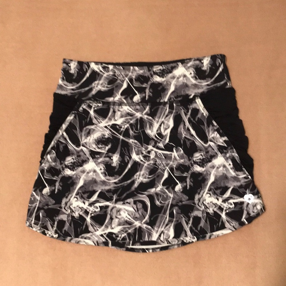 NWOT Colosseum golf, tennis, workout, or casual wear skort. Black and white. XS.